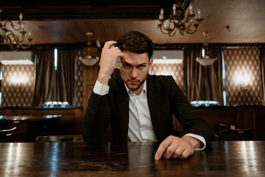 homme portant le parfum Cupidonic